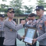 Kapolres Lombok Utara Berikan Penghargaan kepada Enam Personel Berprestasi