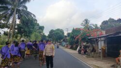 Pengamanan Nyongkolan di Mertak Tombok, Bhabinkamtibmas Jaga Kelancaran Lalu Lintas