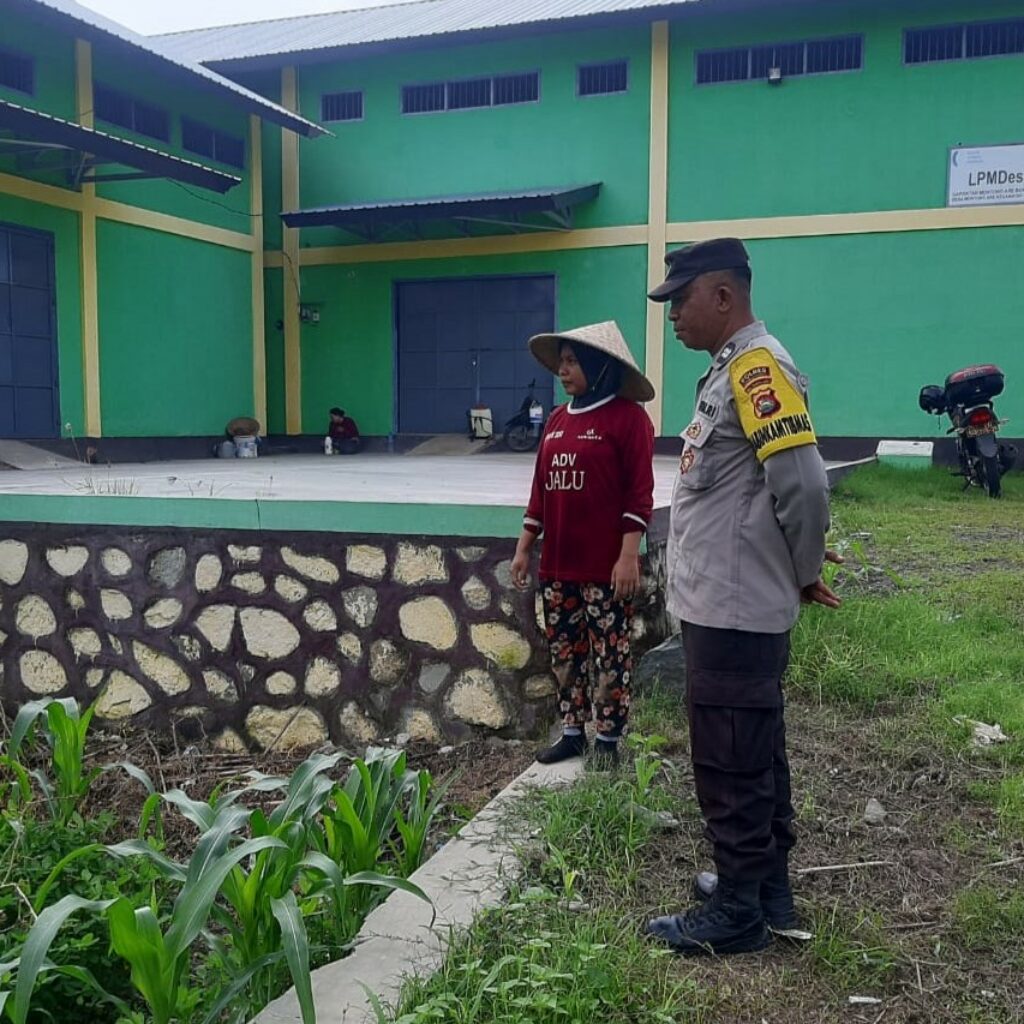 Bhabinkamtibmas Montong Are Dukung Ketahanan Pangan Lewat Pendampingan Petani