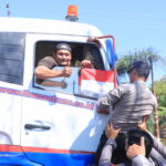 Polres Sumbawa Barat Bagikan Bendera Merah Putih, Perkuat Semangat Nasionalisme di tengah Masyarakat.