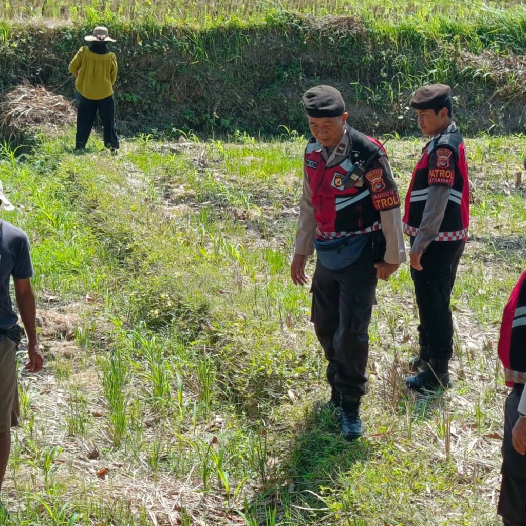Polres Lombok Barat Dukung Ketahanan Pangan Lewat Patroli Humanis di Desa Kuripan