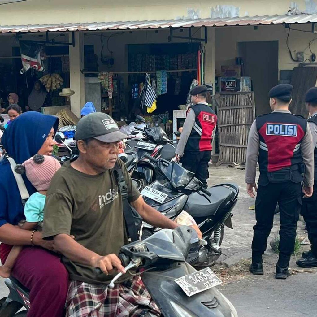 Polres Lombok Barat Gelar Patroli Dialogis di Pasar Banyu Urip Cegah Radikalisme