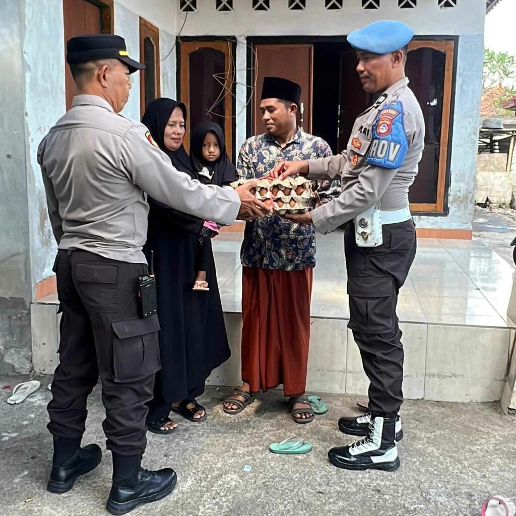 Polsek Kediri Konsisten Lawan Stunting, Bagikan Telur untuk Balita di Desa Montong Are