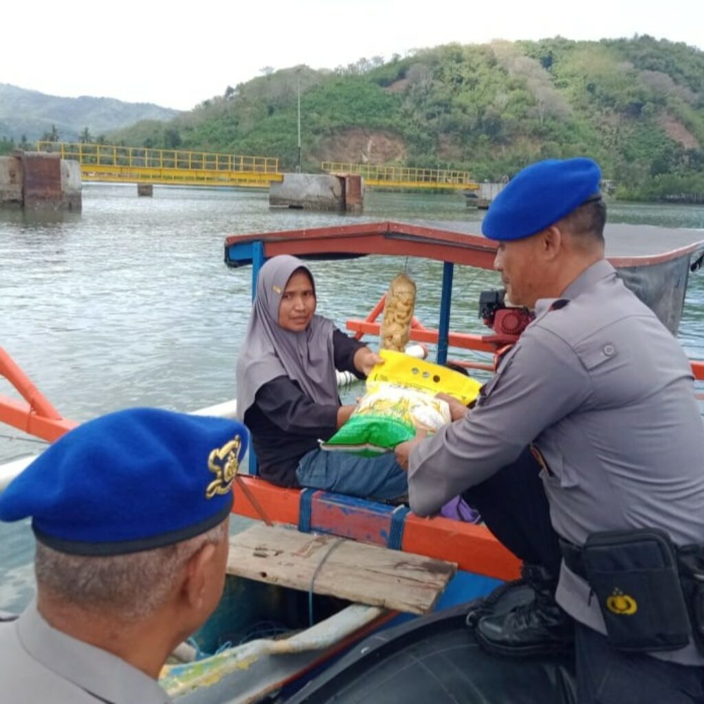 Polri Peduli, Polres Lombok Barat Gelar Gerakan Pangan Murah di Pesisir Lembar