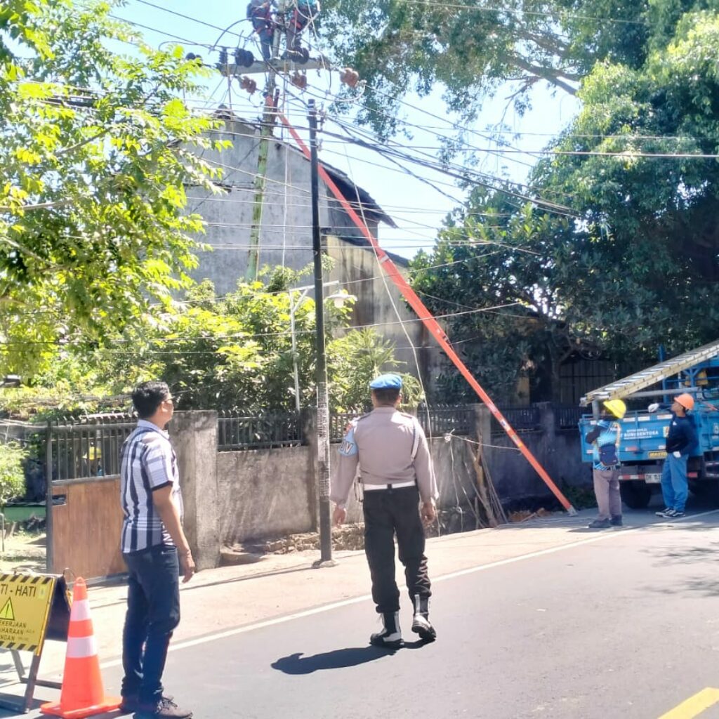 Polsek Lembar Amankan Pemangkasan Pohon di Dusun Batu Samban