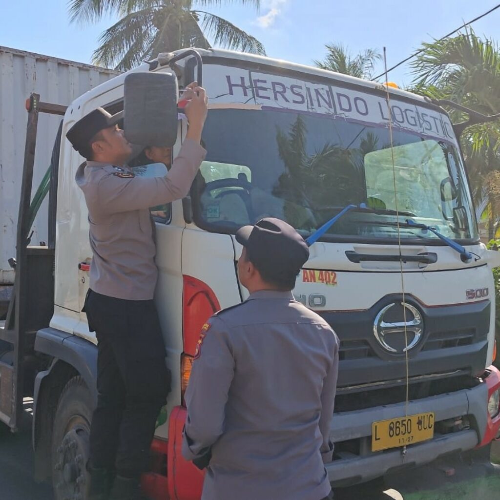 Polsek Pelabuhan Lembar Bagikan Bendera Merah Putih kepada Sopir Truk Sambut HUT RI ke-80