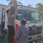 Semarak Kemerdekaan: Sopir Truk di Lembar Terima Bendera Merah Putih dari Polsek