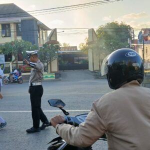 Anggota Lantas Polsek Rasanae Barat Laksanakan Strong Point Pagi di Depan MTSN I Kota Bima, Sasar Masyarakat dan Pelajar