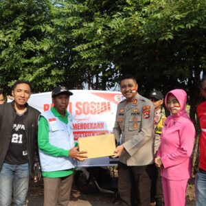 Usai Touring Merah Putih, Kapolres Bima Kota Salurkan Bantuan Sosial di Desa Sangiang dan Sekitar Polsek Wera