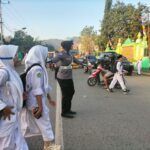 Personel Polsek Rasanae Barat Bantu Lancarkan Arus Lalu Lintas di Pagi Hari