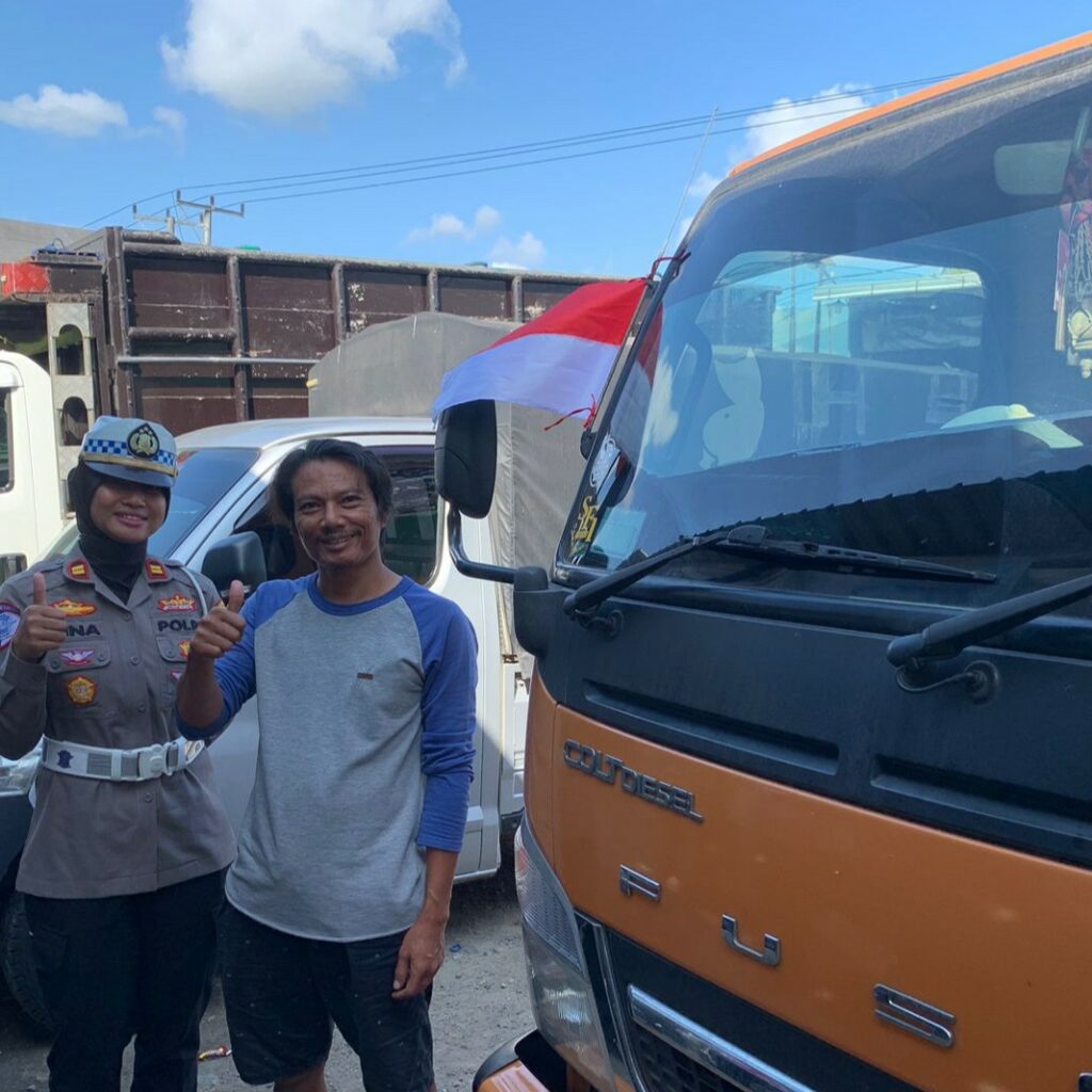 Tugu Tank Gerung Jadi Titik Patriotisme: Polantas Bagikan Bendera Merah Putih