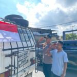 Kapolres Lombok Utara Gelar Bagikan Bendera Merah Putih di Jalan Raya