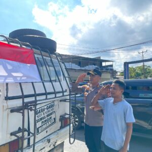 Kapolres Lombok Utara Gelar Bagikan Bendera Merah Putih di Jalan Raya