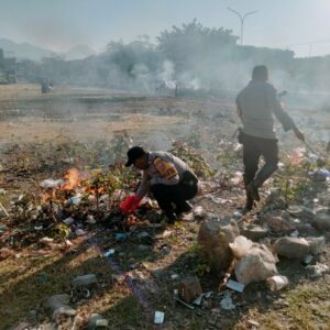 Polres Bima Kota Laksanakan Gotong Royong di Areal Pasar Amahami Dukung Program “KOTA BIMA BISA”