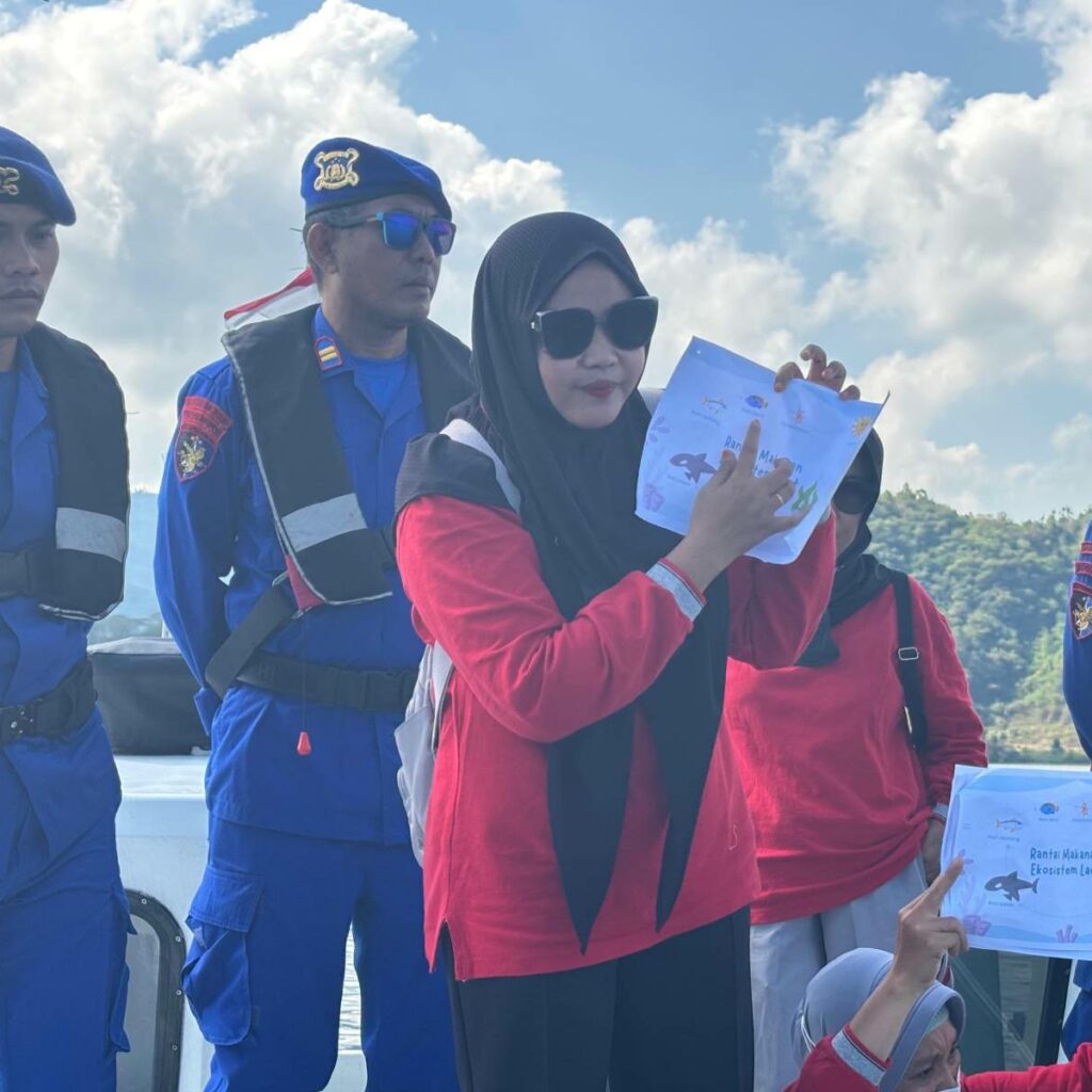 Kapal Patroli Polairud Jadi Klinik & Perpustakaan Terapung di Lembar