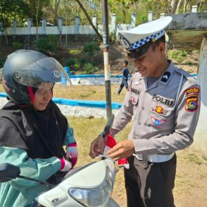 Sat Lantas Polres Bima Kota Bagikan dan Pasang Bendera Merah Putih pada Pengendara Sambut HUT RI ke-80