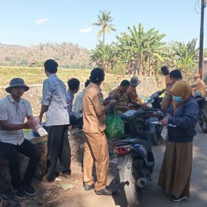 Bhabinkamtibmas Polres Bima Kota Dampingi Tim Vaksinasi Anjing Rabies di Kelurahan Kendo