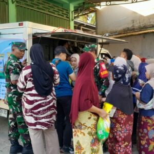 Warga Serbu Pasar Murah Kodim 1606/Mataram di Desa Langko