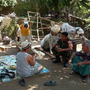Tradisi Gawe Gubuk, Babinsa Dukung Pembuatan Peraje-prajean Desa