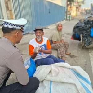 Jumat Berkah, Satlantas Polres Bima Kota Tebar Kebaikan dengan Berbagi Sedekah