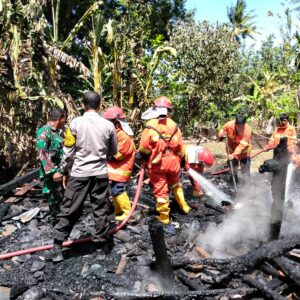 Respon Cepat Polsek Asakota Bersama Warga Padamkan Kebakaran Rumah di Ule