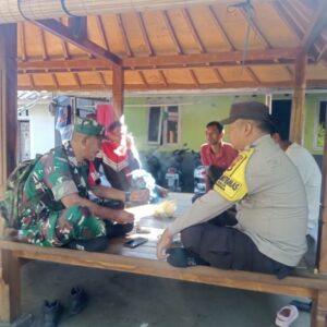 Kehangatan Komsos Selelos, Babinsa Serukan Persaudaraan