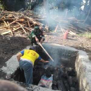 Babinsa Desa Langko Tinjau Usaha Arang Kayu Warga