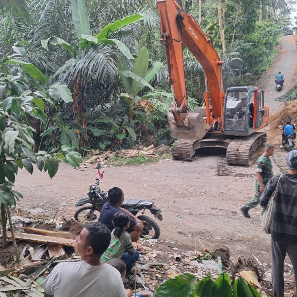 Gotong Royong TNI-Rakyat Tingkatkan Akses Ekonomi Desa