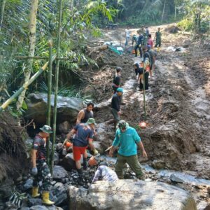 Gotong Royong TNI-Warga Lingsar Wujudkan Akses Pertanian