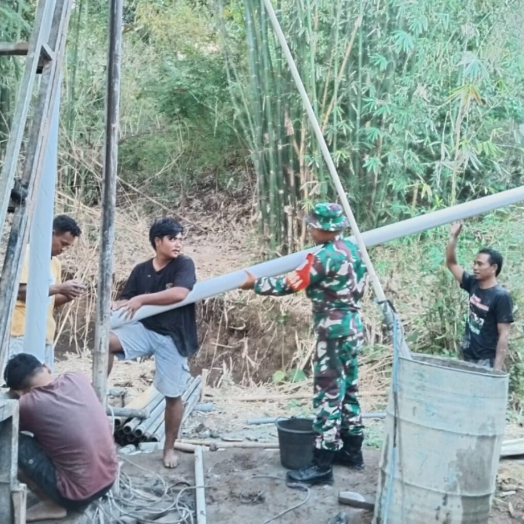 Babinsa Dampingi Pembangunan Sumur Bor, 68 KK di Labuan Tereng Kini Nikmati Air Bersih