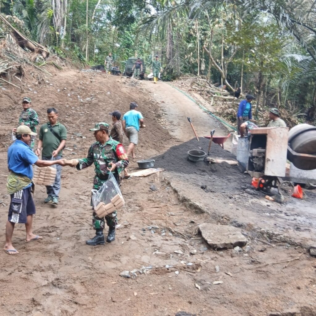 Gotong Royong Jalan Baru, Babinsa Hadirkan Kepedulian TNI
