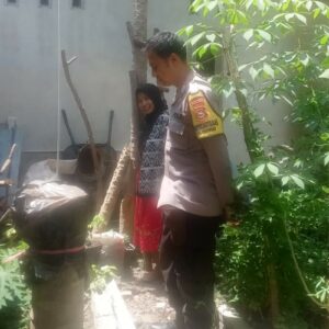 Bhabinkamtibmas Perampuan Ajak Warga Karang Bayan Manfaatkan Pekarangan untuk Ketahanan Pangan