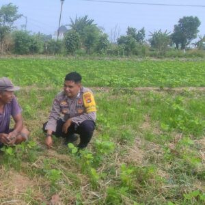 Bhabinkamtibmas Desa Kuranji Ajak Warga Manfaatkan Lahan Kosong untuk Ketahanan Pangan