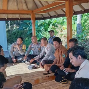 Sambang Desa, Bhabinkamtibmas Rempek Darusalam Tekankan Pentingnya Kerukunan