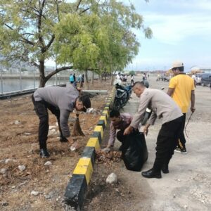 Polsek Kawasan dan Sat Polairud Polres Bima Kota Gelar Baksos Bersih-Bersih di Dermaga Pelabuhan Bima