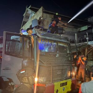 Respon Cepat, Polres Bima Kota Bersama Yon C Sat Brimobda NTB dan Damkar Sigap Bantu Proses Pemadaman Kebakaran