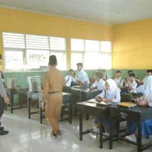 Polsek Bayan Laksanakan Monitoring Program Makan Bergizi Gratis di SMAN 1 Bayan
