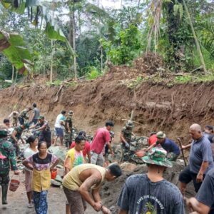 Antusiasme Warga Tinggi, Babinsa Kodim 1606 Pimpin Pembangunan Jalan