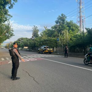 Sat Samapta Polres Bima Kota Laksanakan Gatur Lalin Pagi, Bantu Anak Sekolah Menyeberang Jalan