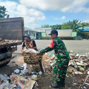 Babinsa dan Warga Sesela Kompak Bersihkan TPS Desa
