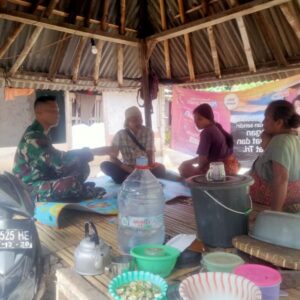 Babinsa Langko Dengarkan Keluhan Warga di Tengah Cuaca Ekstrem