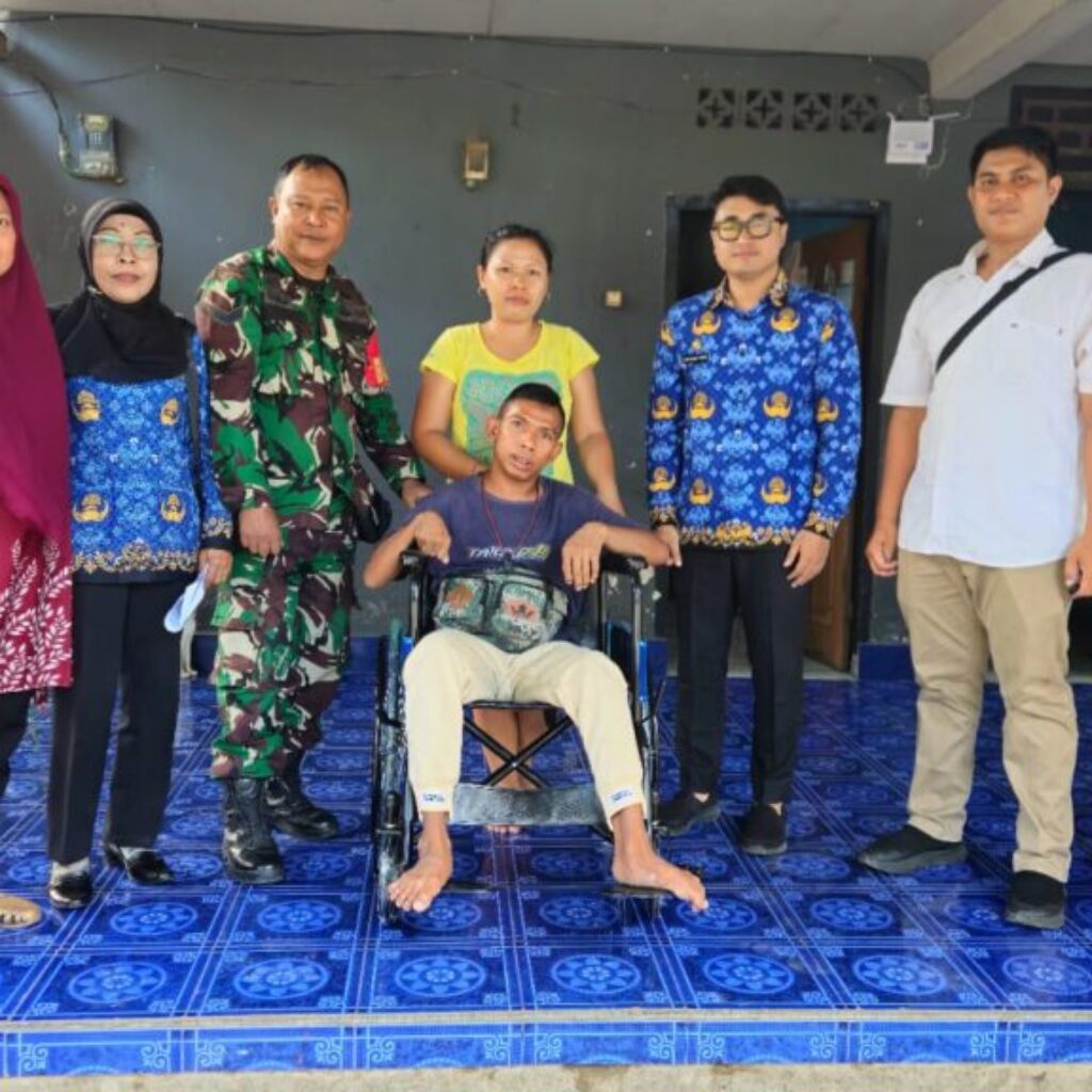 Babinsa Dampingi Penyerahan Bantuan untuk Warga Disabilitas