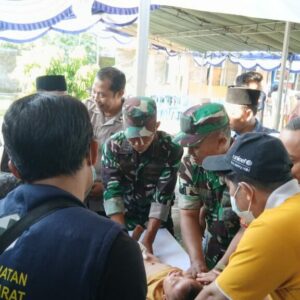 TNI dan Relawan Gelar Sunat Massal di Langko Sambut HUT TNI ke-80