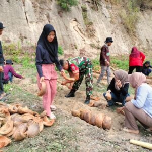 Sinergi TNI dan Mahasiswa Hijaukan Desa Andalan dengan Cinta Alam