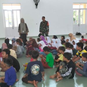 Tanam Disiplin dan Nasionalisme, Babinsa Ajak Anak Sekolah Rakyat Berkarya