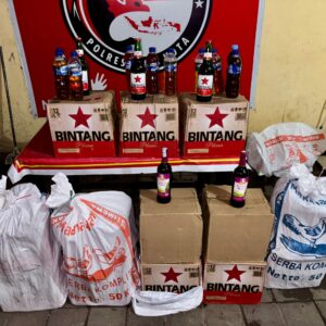 Gerebek Kafe, Tim Opsnal Sat Narkoba Polres Bima Kota Sita Ratusan Botol Miras