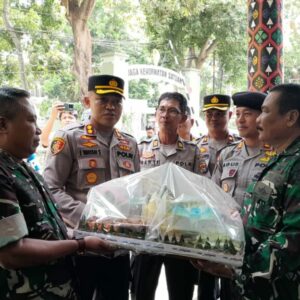 Kejutan Manis Polresta Mataram Warnai HUT Ke-80 TNI