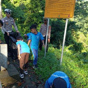 Satuan Lalu Lintas Polres Lombok Utara Adakan Kegiatan Sosialisasi dan Pembersihan Sampah di Pusuk Pass