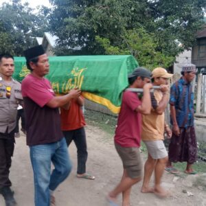 Polsek Langgudu Peduli, Bhabinkamtibmas Hadiri Prosesi Pemakaman Warga Binaan