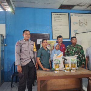 Bhabinkamtibmas Rhee Kawal Distribusi Bantuan Pangan Kemensos untuk 190 KPM